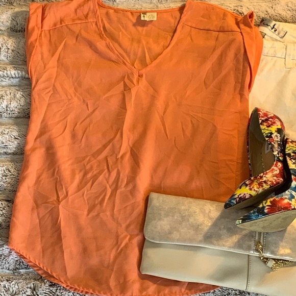 Super cute, summer top. - Picture 1 of 3
